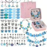 Boîte à bijoux en cuir rose série rose avec compartiments argentés contenant perles bleues vertes et bracelets perles kit bijoux