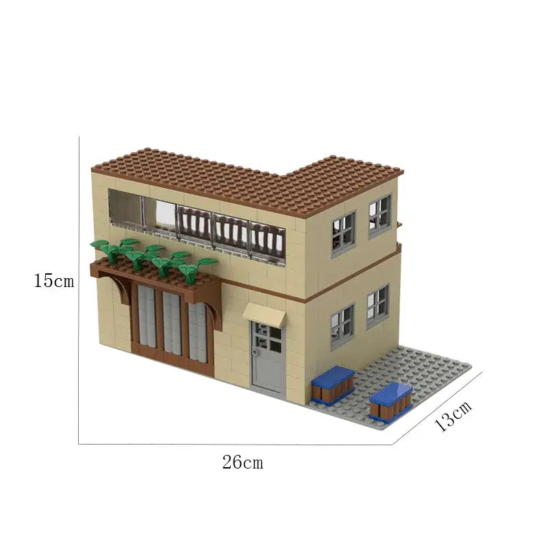 Kit pubg bâtiment deux étages beige et marron avec balcon, fenêtres, plantes et bancs bleus sur base grise