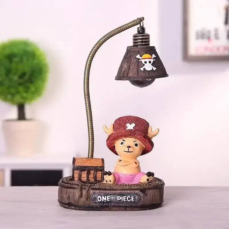 Lampe bureau one piece luffy avec personnage cartoon en chapeau rouge et abat-jour bois foncé décoré d emblème tête de mort