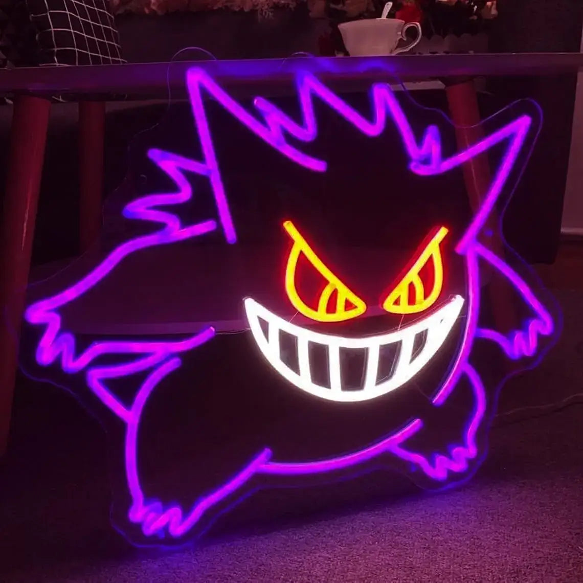 Lampe néon ectoplasma avec contour violet lumineux, yeux jaunes brillants et dents blanches en lampe neon pokemon led