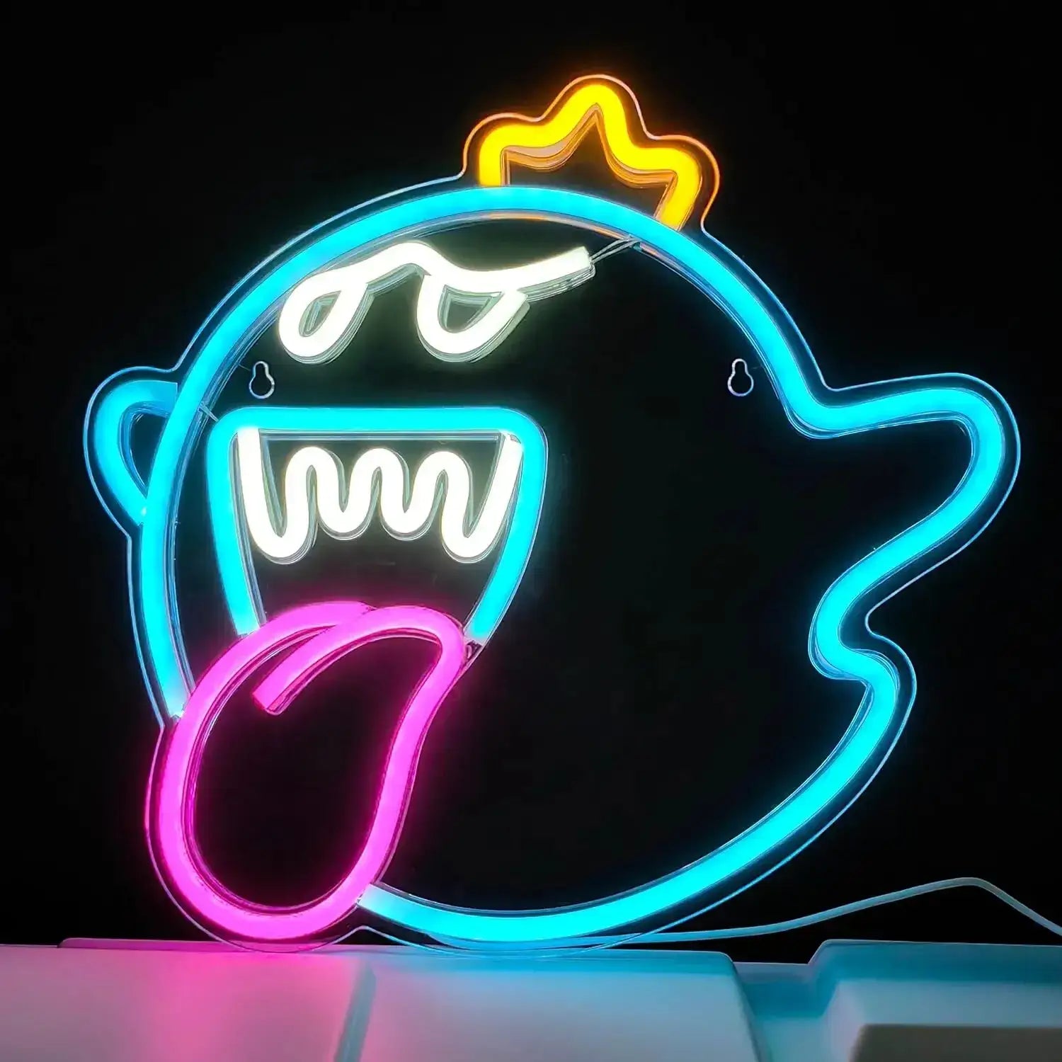 Lampe neon led roi boo super mario en forme de fantome couronnee avec contours bleus blancs et langue rose