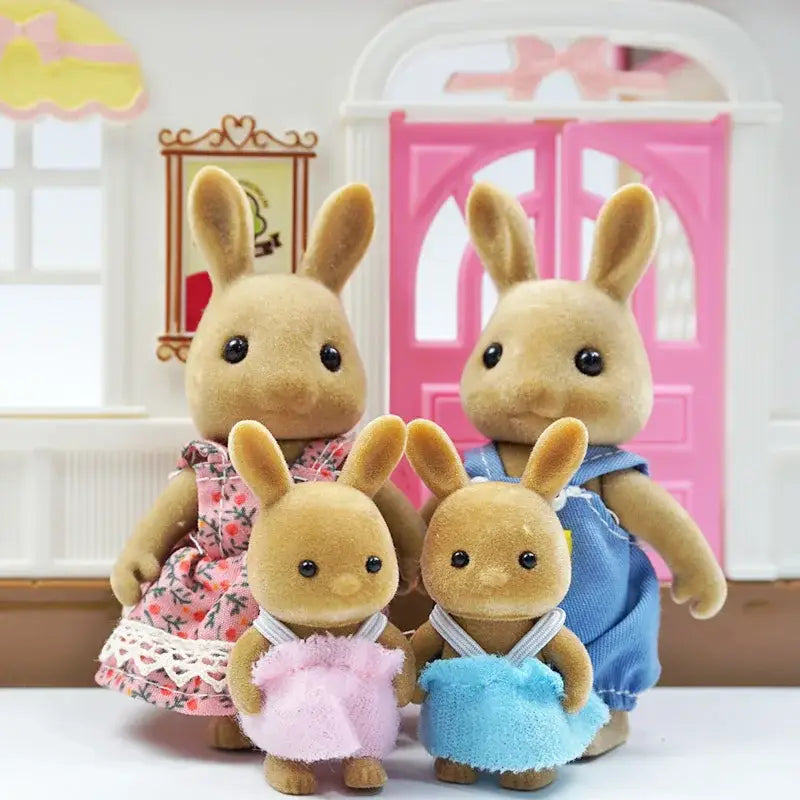 Lapin de pâques petite peluche de familles d’animaux adorables en peluche tan avec robe fleurie et salopette en jean