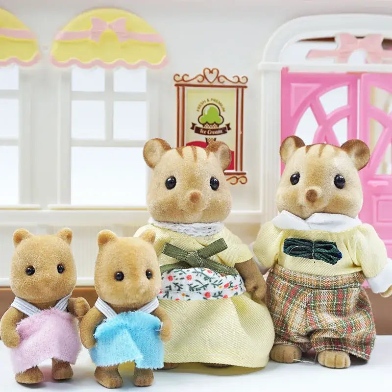 Famille sylvanian avec mère en robe jaune, père en pantalon à carreaux, enfants en jupes rose et bleue, pâques petite peluche