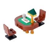 Table de poker lego moc avec surface en feutre vert, pieds jaunes et lampe pyramide verte pour lego adulte accessoire lego casino