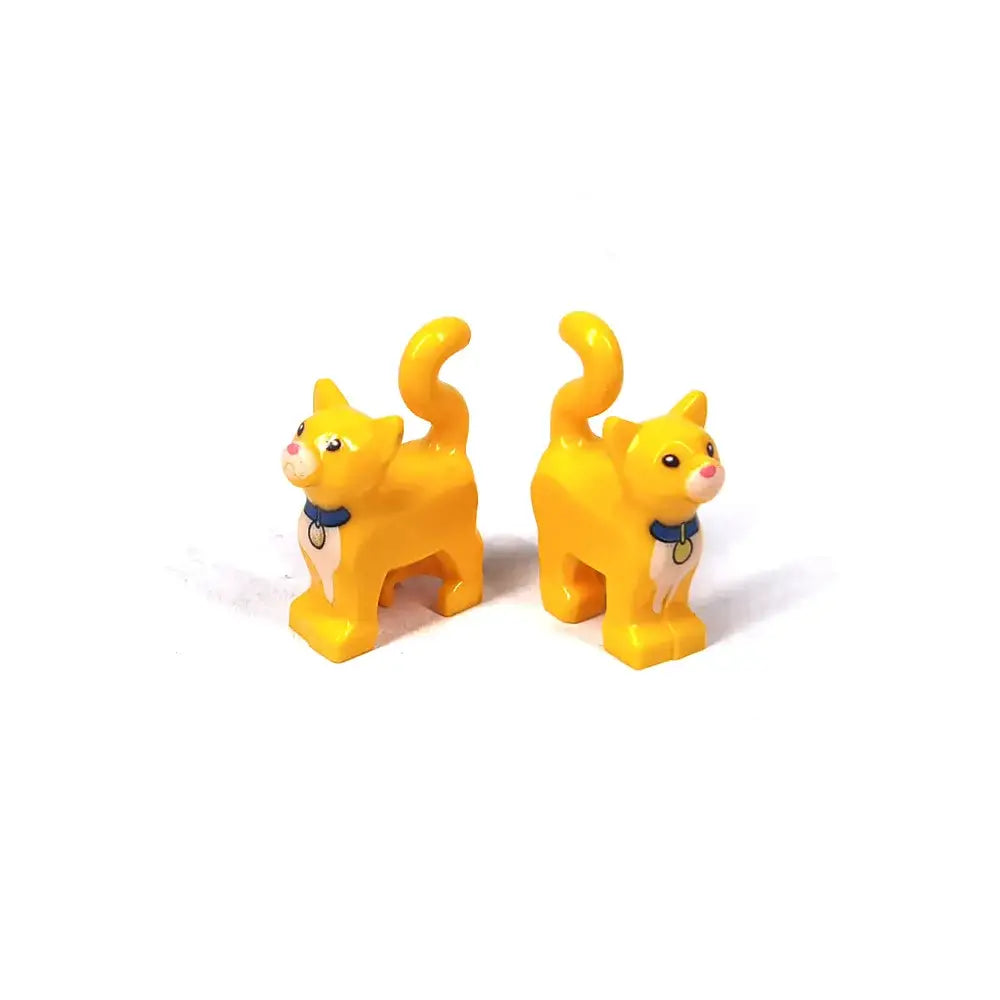 Deux figurines lego moc chats jaunes en plastique avec colliers bleus et marques blanches pour lego animaux de ferme