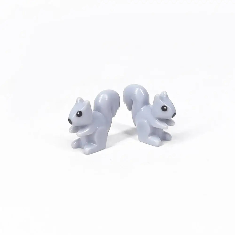 Deux minifigurines lego moc écureuils en plastique gris clair posées assises dans lego animaux de ferme lego ferme