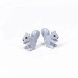 Deux minifigurines lego moc écureuils en plastique gris clair posées assises dans lego animaux de ferme lego ferme