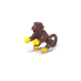 Figurine de singe en plastique marron aux mains et pieds jaunes en pose accroupie pour lego moc animaux de ferme