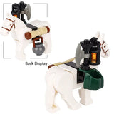 Cheval en lego moc medieval blanc avec harnais et selle marron portant une hache noire pour déguisement carnaval