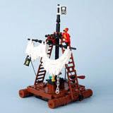 Lego moc medieval bateau pirate rouge avec coque imitation bois et drapeau tête de mort pour déguisement carnaval