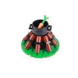 Lego moc medieval comprenant un feu de camp en brique marron lego avec pot noir et carotte orange sur base verte