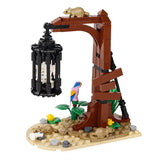 Arbre lego moc médiéval marron avec lanterne noire suspendue et petits animaux autour du socle pour déguisement carnaval