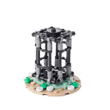 Lego moc medieval cage en lego technic noir et gris sur base verte et beige idéale pour déguisement carnaval