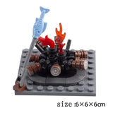 Lego moc medieval avec une lance bleue en forme de poisson et un feu de camp en lego pour déguisement carnaval
