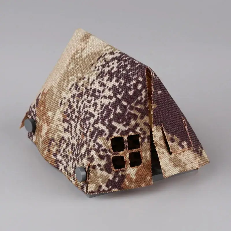 Petite maison en tissu triangulaire camouflage beige et marron avec fenêtres découpées et pieds gris pour lego moc ww2