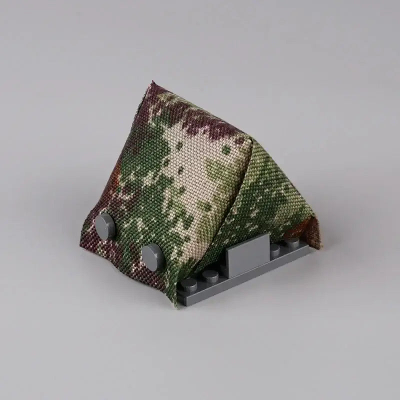 Pochette triangulaire camouflage avec deux boutons pression gris sur base lego pour lego moc ww2 adulte