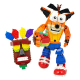 Figurine lego moc crash bandicoot orange et bleu tenant une pomme rouge à côté d’un masque tribal coloré