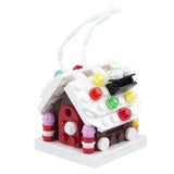 Lego moc décor de noël maison en pain d’épices festive avec toit blanc, bonbons translucides colorés et piliers rayés rouges et blancs en briques lego