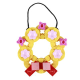 Lego moc décor de noël avec une couronne colorée en lego featuring pièces jaunes et fleurs roses avec nœud rouge