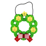 Lego moc décor de noël avec couronne plastique verte et jaune orné d’un nœud rouge pour lego noël 2025