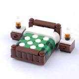 Brown lego moc lit avec couverture à carreaux vert et blanc et lego meuble de chevet assorti avec lampe