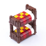 Brown plastique lego moc lit superposé avec literie rayée rouge blanc et coussins jaunes accessoire lego meuble moderne