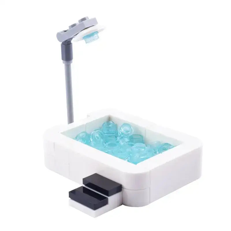 Lego moc accessoire lego avec baignoire blanche remplie de perles bleues translucides et douche réglable grise