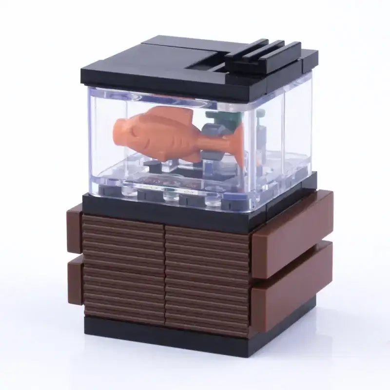 Lego moc accessoire lego aquarium transparent avec couvercle noir et base bois texturé abritant figurine poisson orange