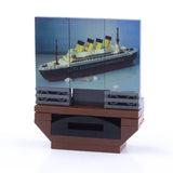 Lego moc daccessoire lego vintage télévisieur en plastique marron noir avec écran triptyque rms titanic et haut-parleurs gris