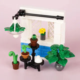 Lego moc décoration intérieure maison moderne avec jardin intérieur miniature, pots marron et gris, fleur jaune, lampe suspendue blanche en accessoire lego meuble