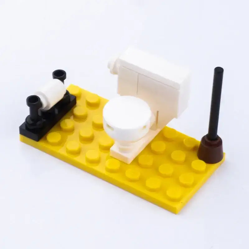 Lego moc décoration intérieure maison moderne avec toilette lego blanche sur base jaune et accessoire lego noir et marron