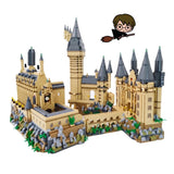 Lego mog château de poudlard en beige et gris avec tours détaillées et verdure idéal pour magasins de jouets et déguisement carnaval
