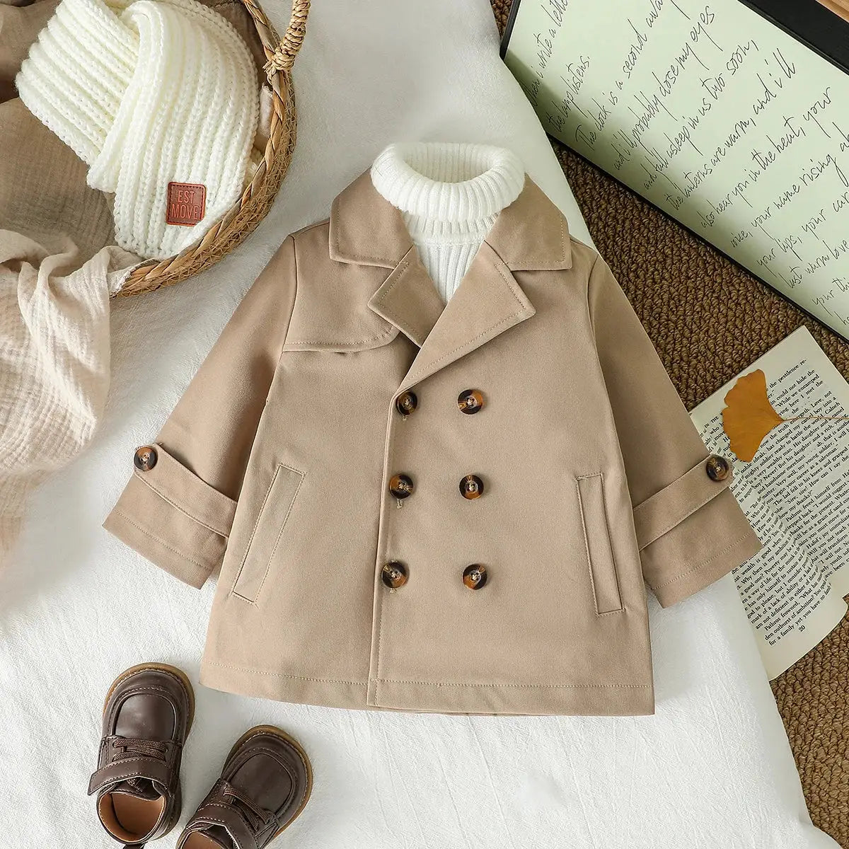 Manteau trench bébé beige avec double boutonnage, boutons en bois marron et poches à rabat pour 1 à 3 ans