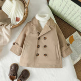 Manteau trench bébé beige avec double boutonnage, boutons en bois marron et poches à rabat pour 1 à 3 ans