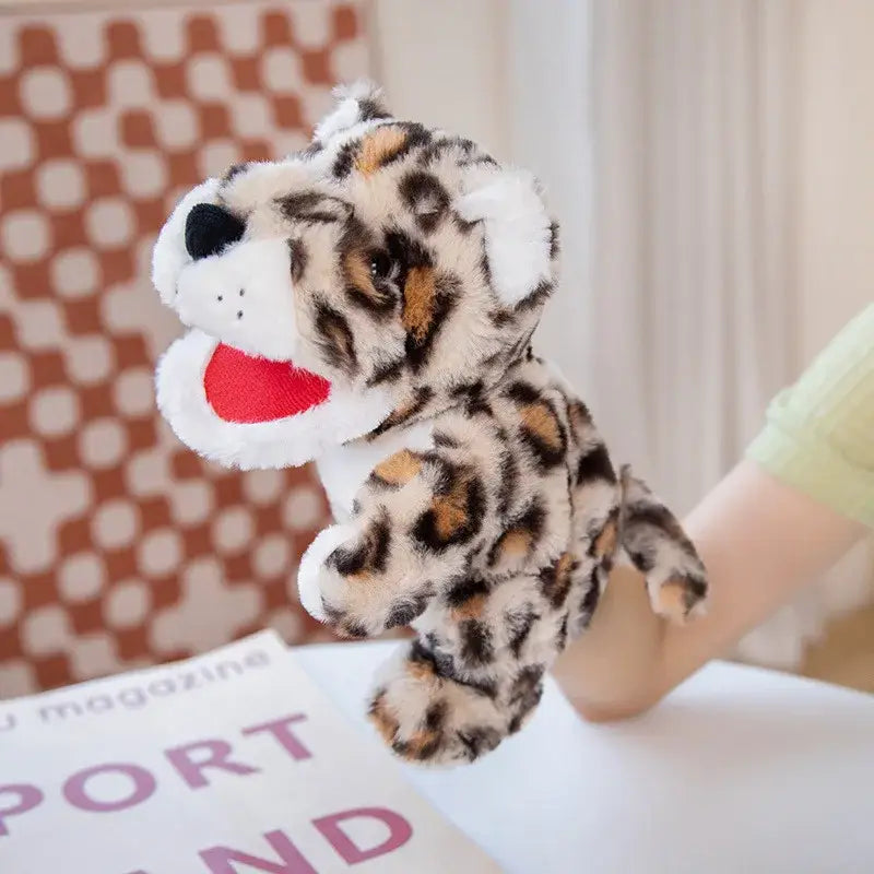 Marionnette animal en peluche léopard avec texture douce et motif taches noires et brunes pour spectacles inoubliables