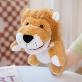 Une marionnette animal en peluche lion avec crinière dorée et matériaux doux pour des spectacles inoubliables