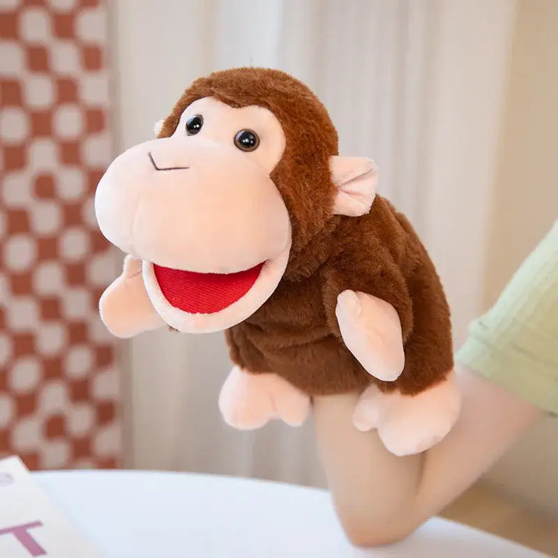 Une marionnette animal en peluche marron avec visage rose yeux noirs et bouche rouge en matériaux doux pour spectacles inoubliables