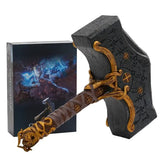 Marteau kratos ragnarok en noir et or avec runes nordiques détaillées et poignée texturée dans l’univers mythique