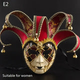 Masque carnaval venise halloween élégant en rouge et or avec visage ivoire craquelé et clochettes pour soirées costumées