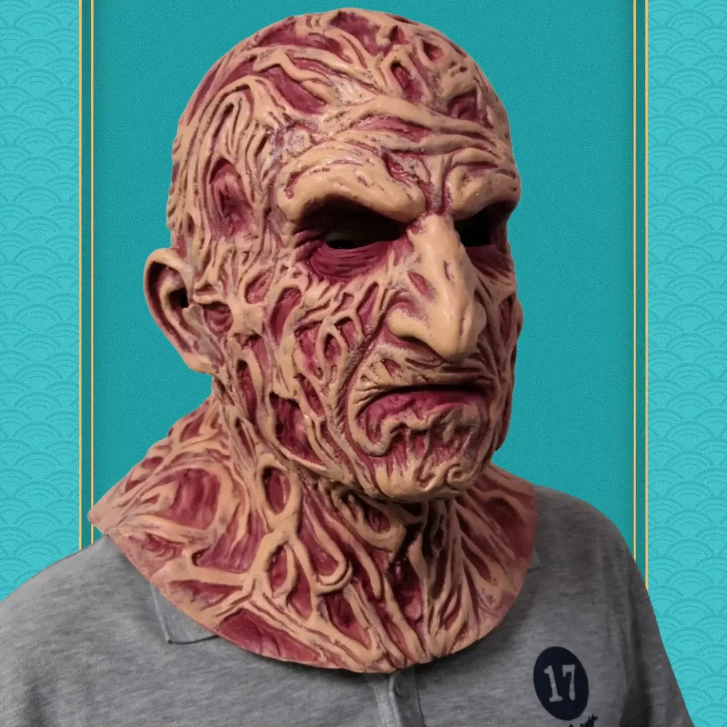 Masque freddy krueger en latex chair avec texture peau noueuse rouge autour des yeux et bouche cauchemar d elm street