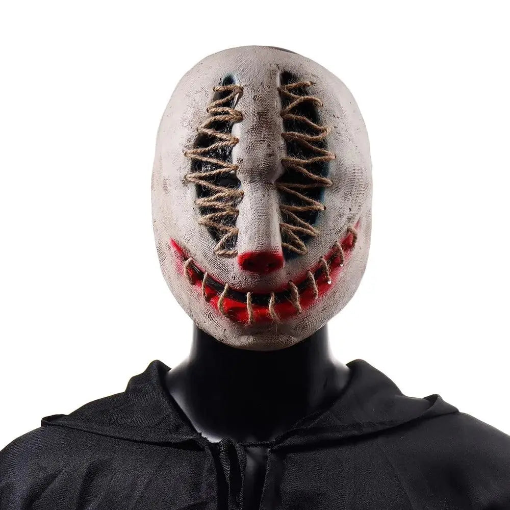 Masque halloween joker en latex texturé off-white avec bouche et nez cousus et accents rouges pour soirées costumées