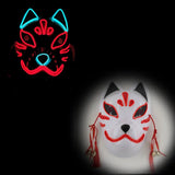 Masque halloween led avec un masque renard néon rouge et bleu à led à côté d’un masque en céramique blanc décoré rouge avec pampilles