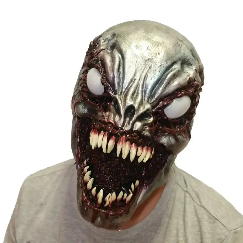 Masque horreur démon en latex argenté avec sourire terrifiant aux yeux blancs et traits exagérés