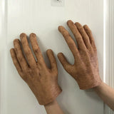 Paire de gants mains réalistes marron texturés avec contours détaillés pour masque d’horreur réaliste effet glaçant soirées costumées