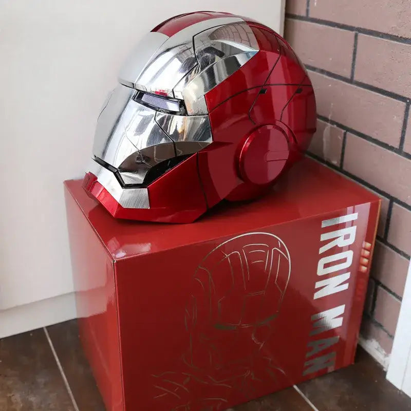 Masque iron man électrique rouge et argent en métal avec finition brillante et yeux lumineux pour cosplay et collection