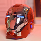 Masque iron man électrique rouge et chrome avec lumière bleue brillante autour des yeux et côtés casque iron man