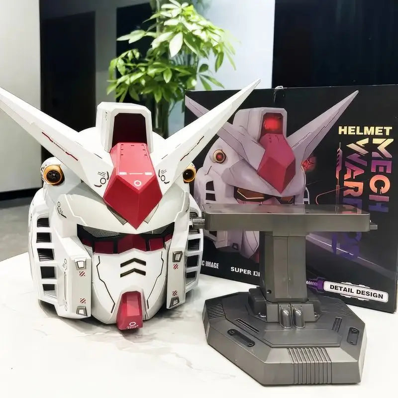 Casque cosplay gundam blanc et rouge avec lentilles dœil dorées sur support métallique gris masque techwear cyberpunk