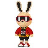 Mini block construction lapin fashion avec lapin pixelisé aux oreilles noires, lunettes rouges et veste rouge stylée