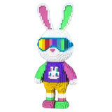 Mini figurine lapin colorée en briques plastiques avec lunettes arc-en-ciel dans construction lapin fashion