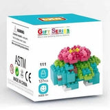 La boîte mini brique figurines pokémon contient un modèle bulbasaur coloré en nano bricks de 127 pièces